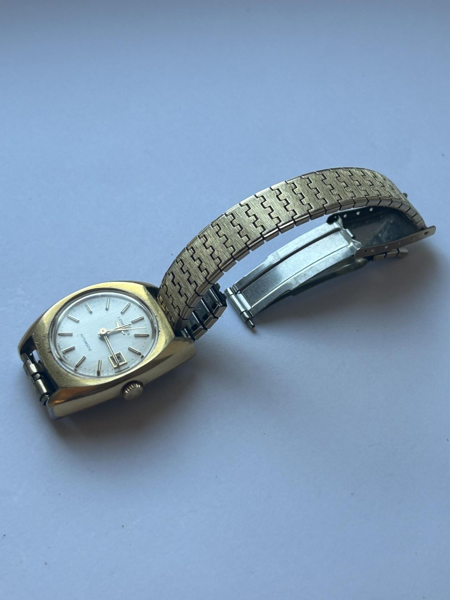 A LONGINES LADIES GOLD PLATED AUTOMATIC WRIST WATCH WITH DATE APERTURE, CASE WIDTH 25MM, STRAP A/ - Bild 3 aus 5