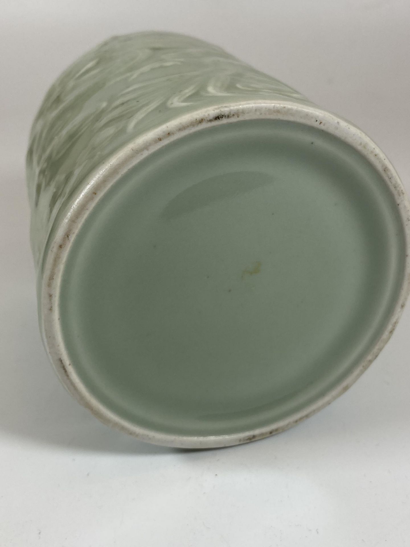 A CHINESE CELADON PORCLEAIN BRUSH POT WITH DRAGON DESIGN, HEIGHT 12.5CM - Image 5 of 6