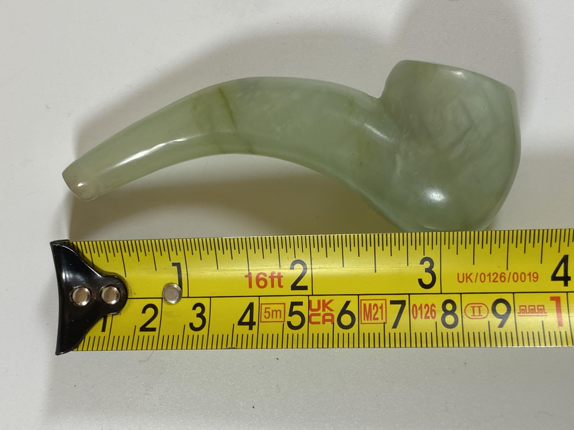 A CHINESE JADEITE JADE STYLE SMALL PIPE, LENGTH 9CM - Image 5 of 5