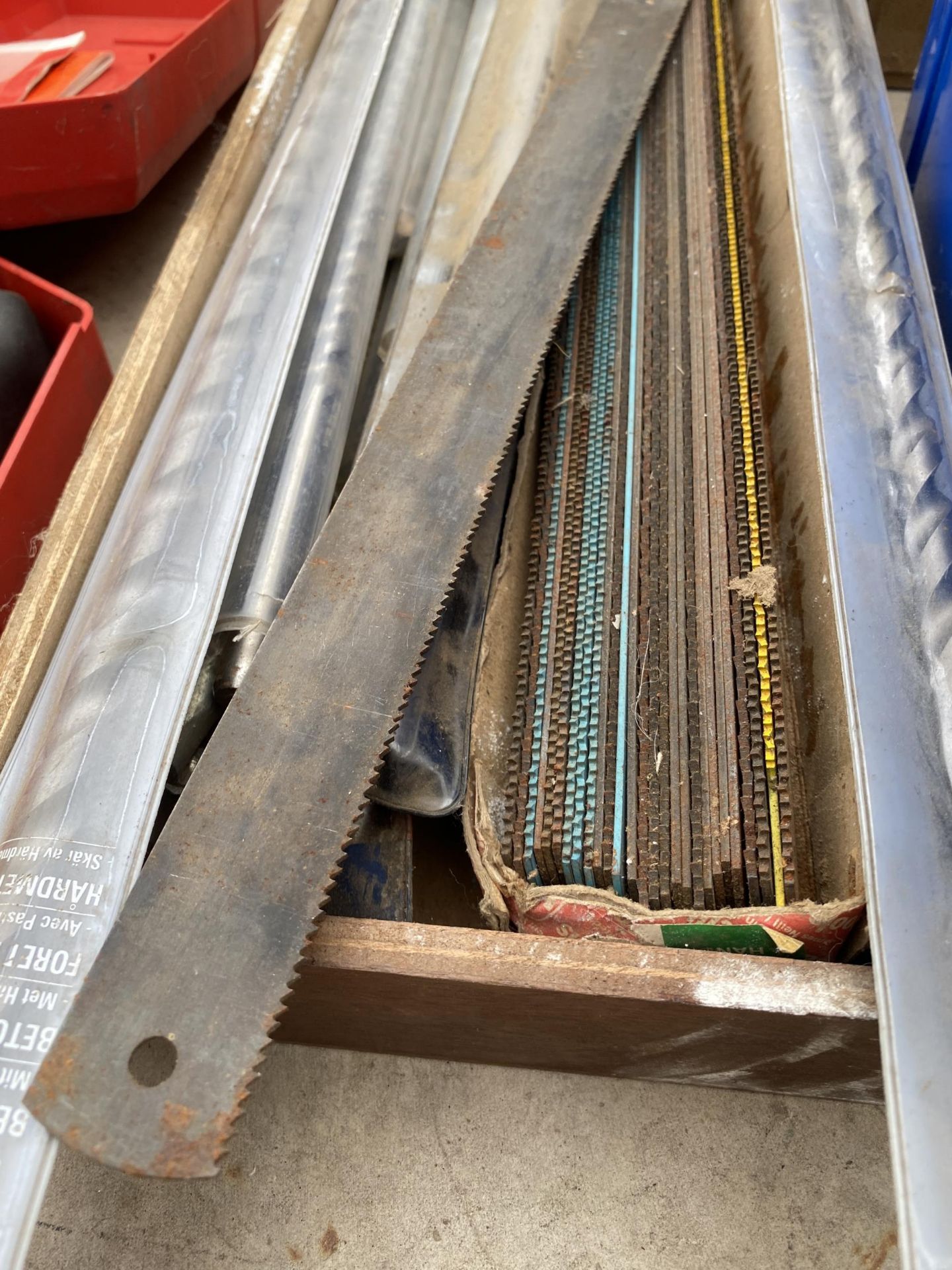A GROUP OF HEAVY DUTY LONG DRILL BITS, BLADES ETC - Image 2 of 3