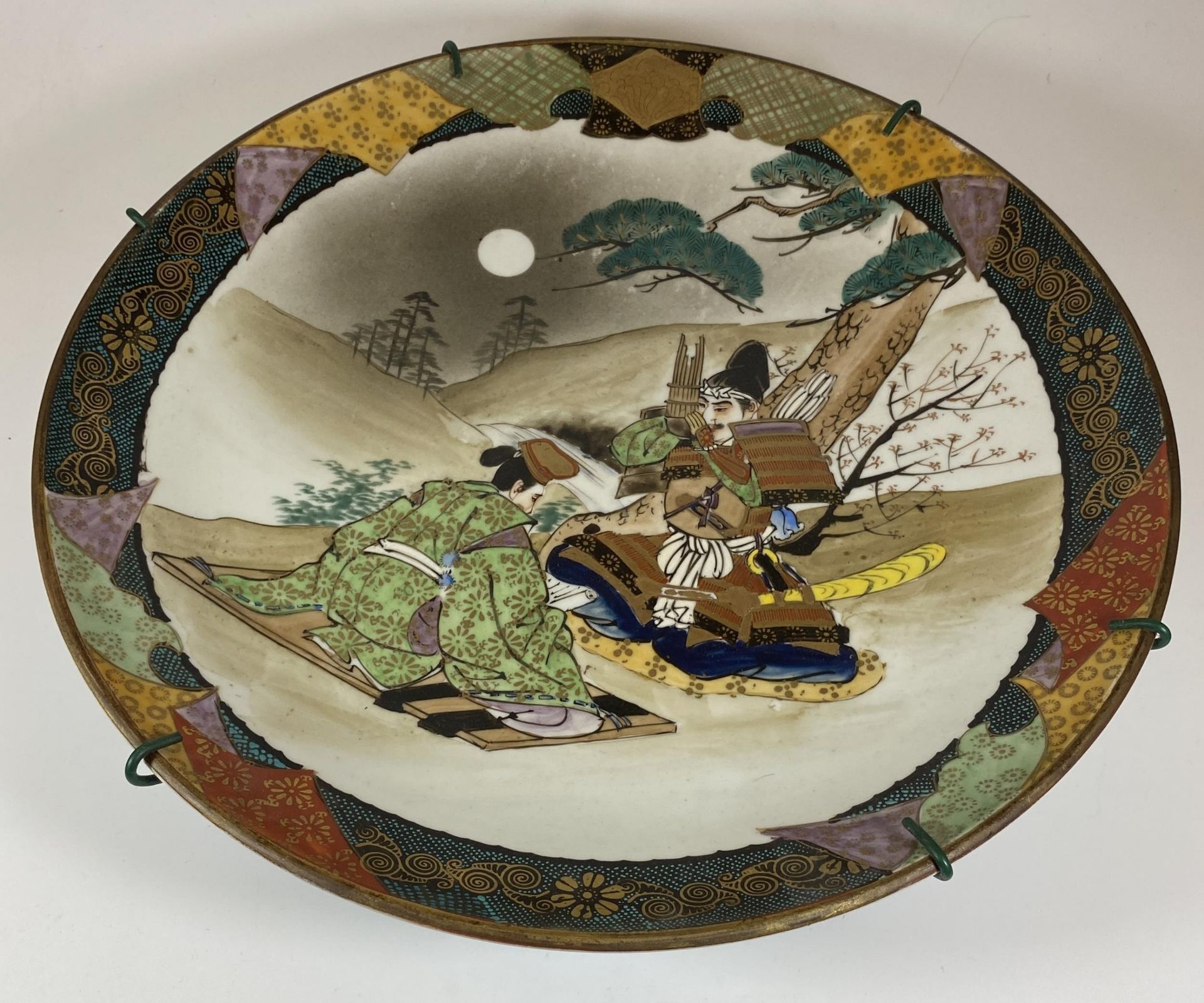 A LARGE JAPANESE MEIJI PERIOD (1868-1912) CHARGER DEPICTING A SAMURAI IN THE MOONLIGHT, DIAMETER