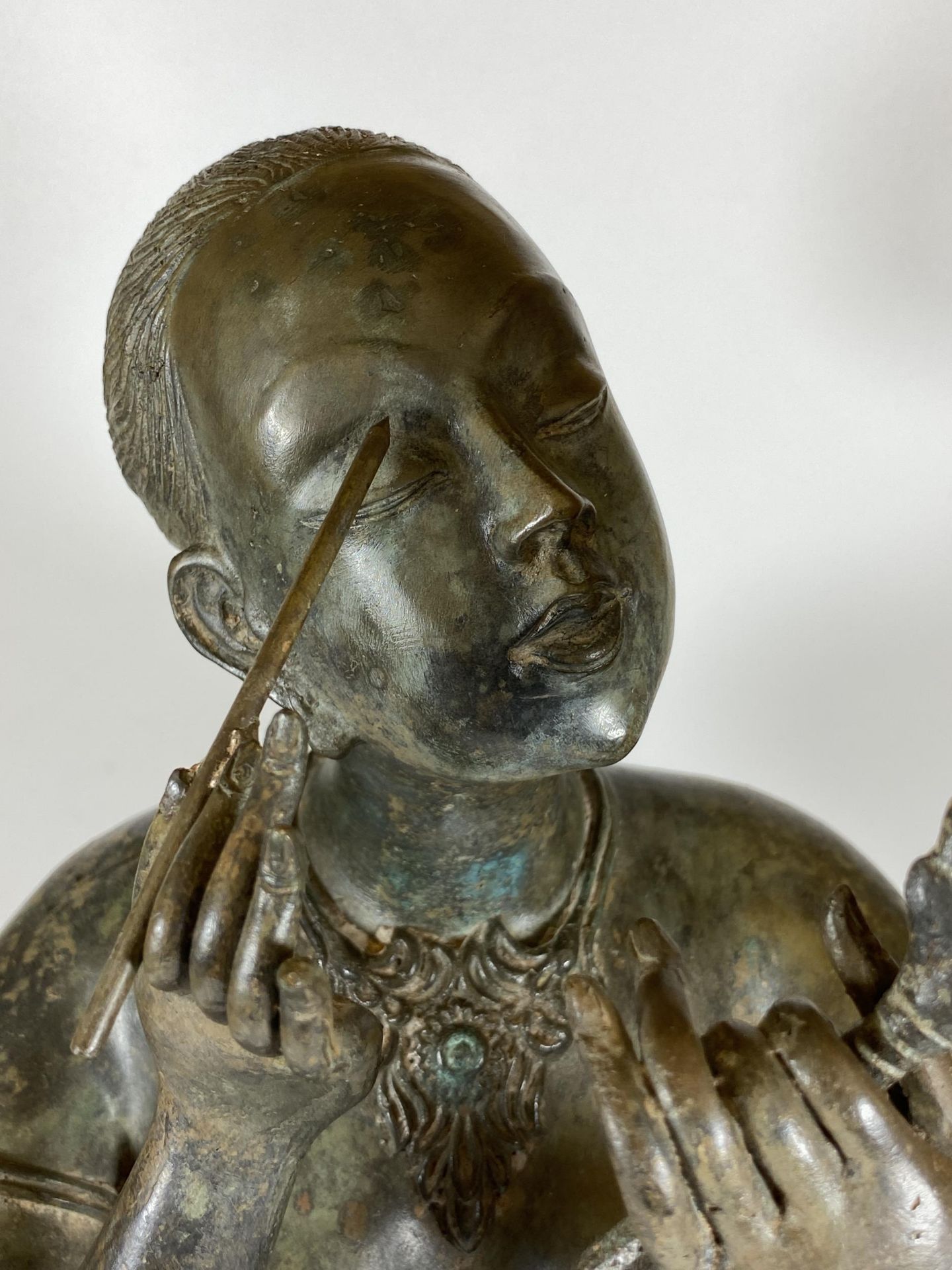 A LARGE HEAVY BRONZE MODEL OF A LADY HOLDING A MIRROR, HEIGHT 41CM - Image 2 of 9