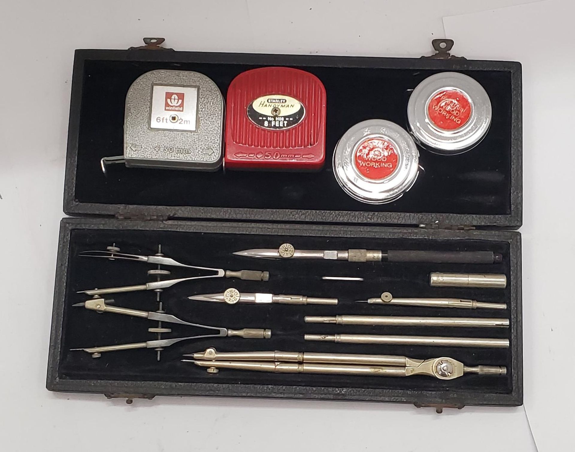 A VINTAGE DRAWING SET, COMPLETE IN CASE, TAPE MEASURES, PLUS A BOX CONTAINING COLLECTABLES - Image 2 of 4