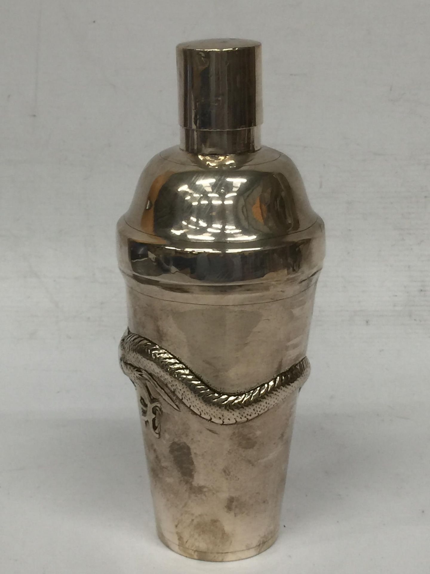 A BELIEVED SILVER CHINESE NANKING COCKTAIL SHAKER WITH DRAGON APPLIED DESIGN - Bild 3 aus 5