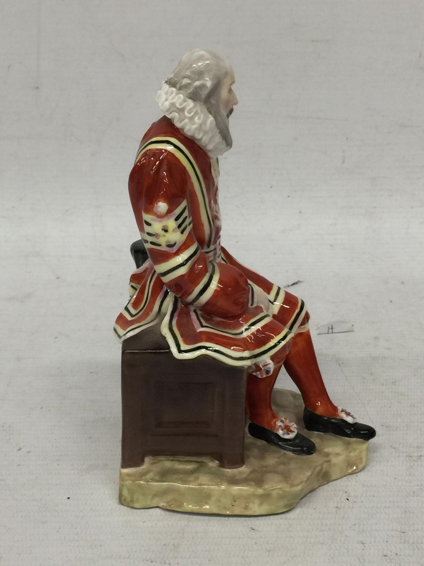 A ROYAL DOULTON 'A YEOMAN OF THE GUARD' HN2122 FIGURE - Image 2 of 4