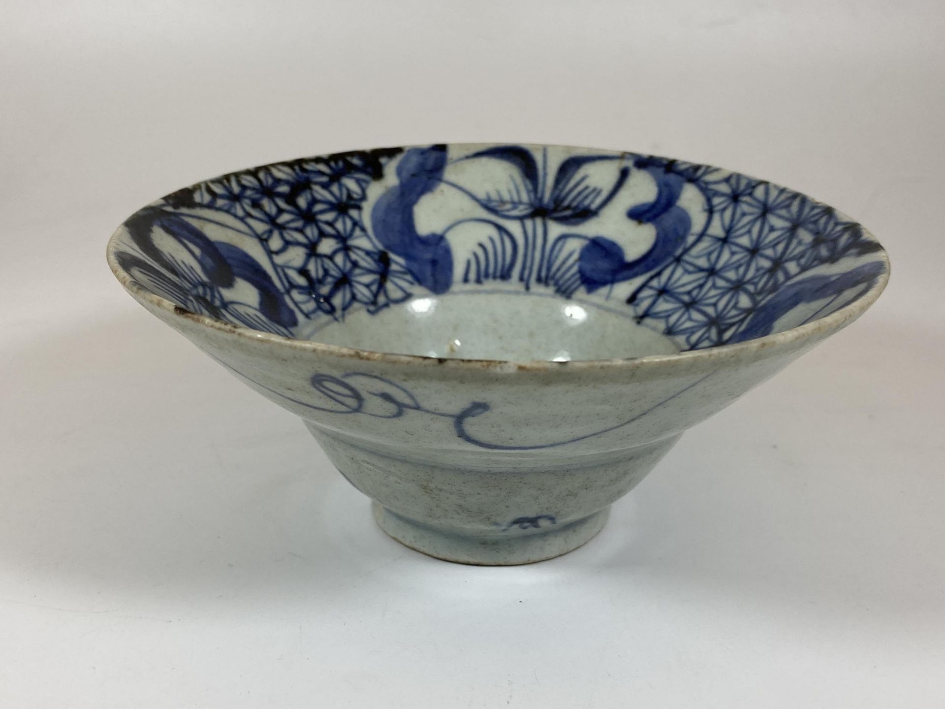 A 19TH CENTURY CHINESE QING BLUE AND WHITE PORCELAIN FOOTED BOWL, DIAMETER 15.5CM - Image 3 of 5