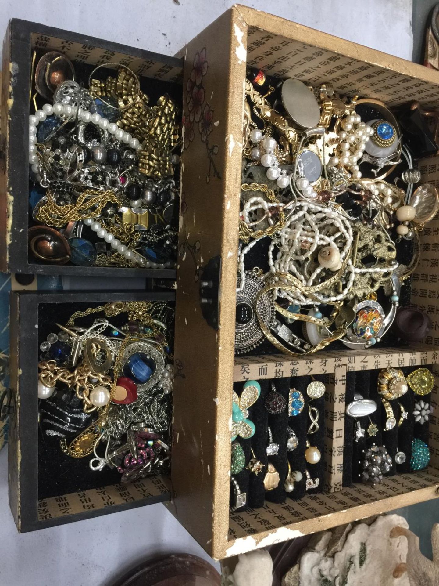 A LARGE QUANTITY OF COSTUME JEWELLERY TO INCLUDE RINGS, EARRINGS, NECKLACES, PENDANTS, ETC - Image 5 of 5