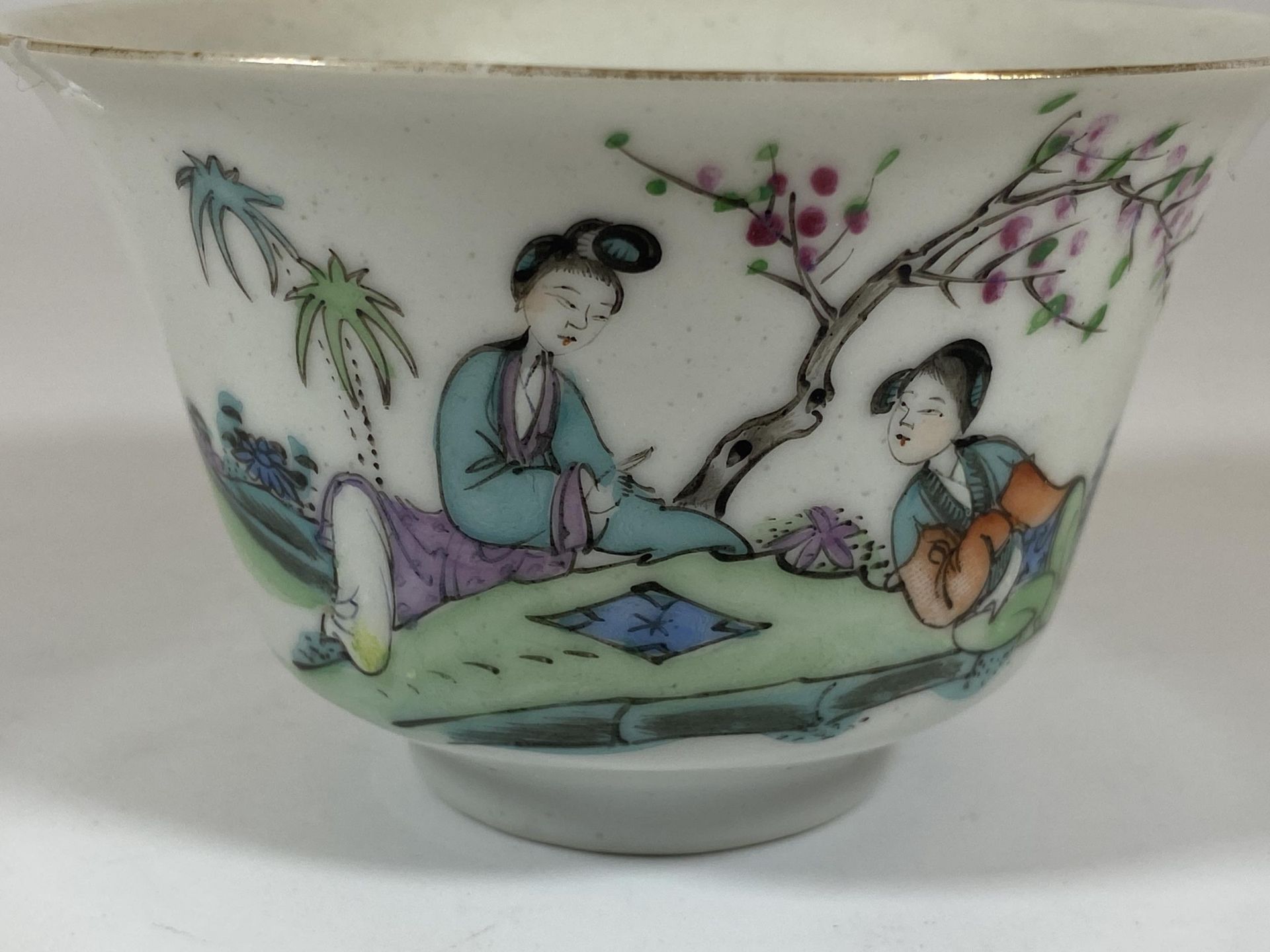 AN EARLY 20TH CENTURY CHINESE PORCELAIN BOWL WITH FIGURAL DESIGN, FOUR CHARACTER MARK TO BASE, - Bild 2 aus 6