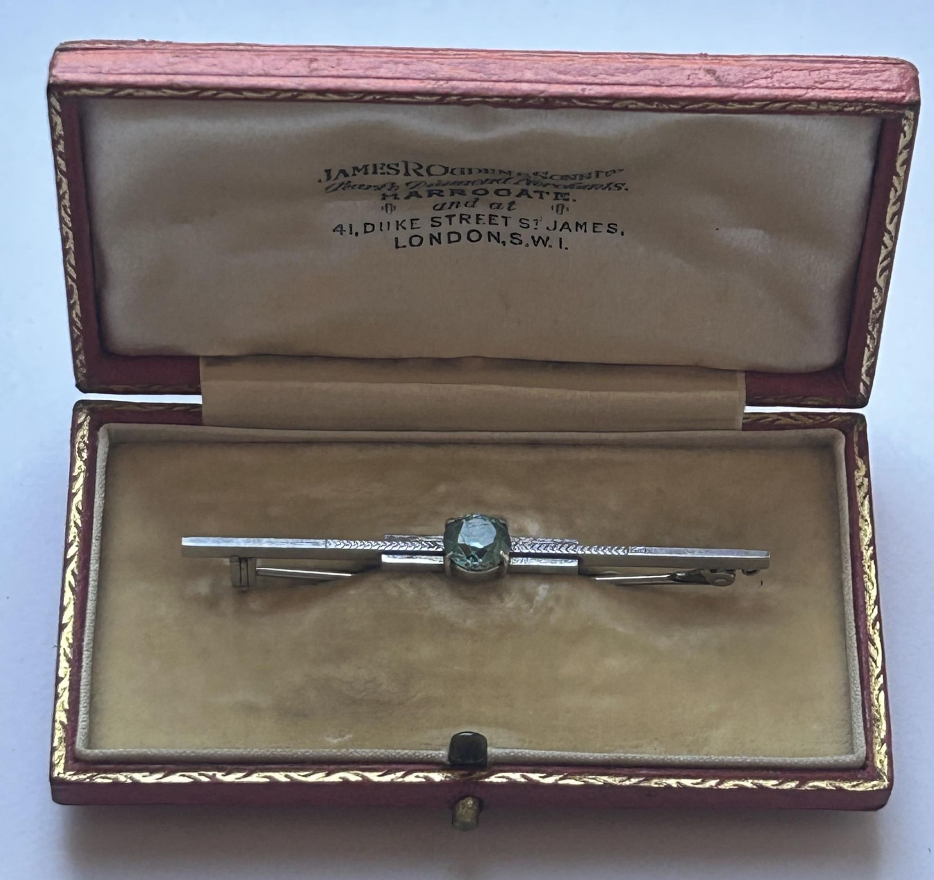 A 9CT WHITE GOLD ART DECO STYLE BROOCH WITH A BLUE TOPAZ AND ORIGINAL BOX, LENGTH 58MM, GROSS WEIGHT