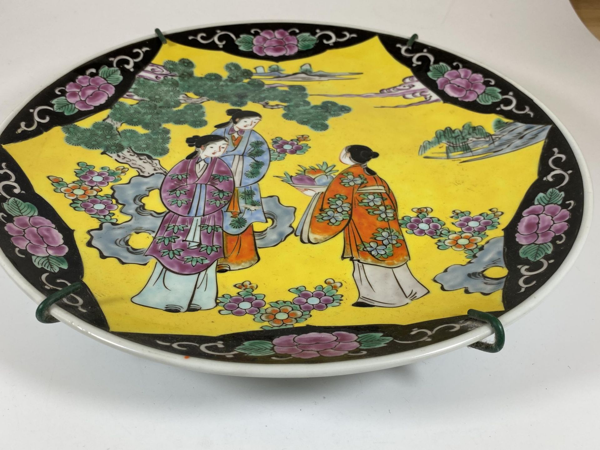 A LARGE 20TH CENTURY ORIENTAL YELLOW GROUND CHARGER WITH FIGURAL DESIGN, DIAMETER 31CM - Image 3 of 6