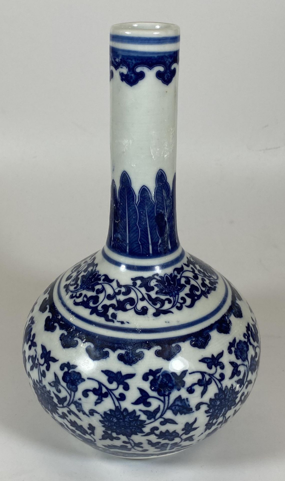 A QING STYLE CHINESE BLUE AND WHITE FLORAL BOTTLE VASE, QIANLONG MARK TO BASE, HEIGHT 23CM