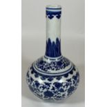 A QING STYLE CHINESE BLUE AND WHITE FLORAL BOTTLE VASE, QIANLONG MARK TO BASE, HEIGHT 23CM