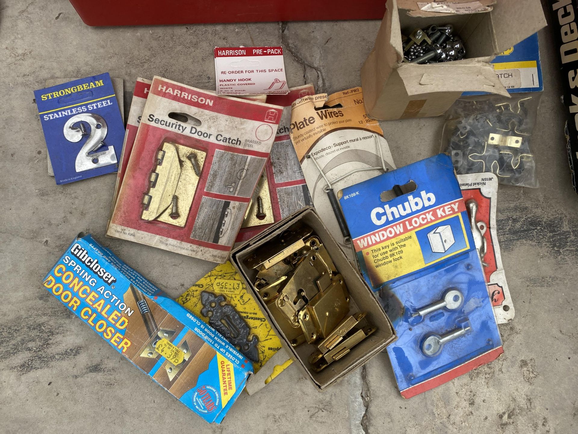 A BOX OF OLD STOCK HARDWARE TO INCLUDE HINGES, WINDOW KEY LOCKS, ETC - Image 3 of 3