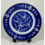 A CHINESE BLUE AND WHITE PRUNUS BLOSSOM PLATE, DIAMETER 20CM