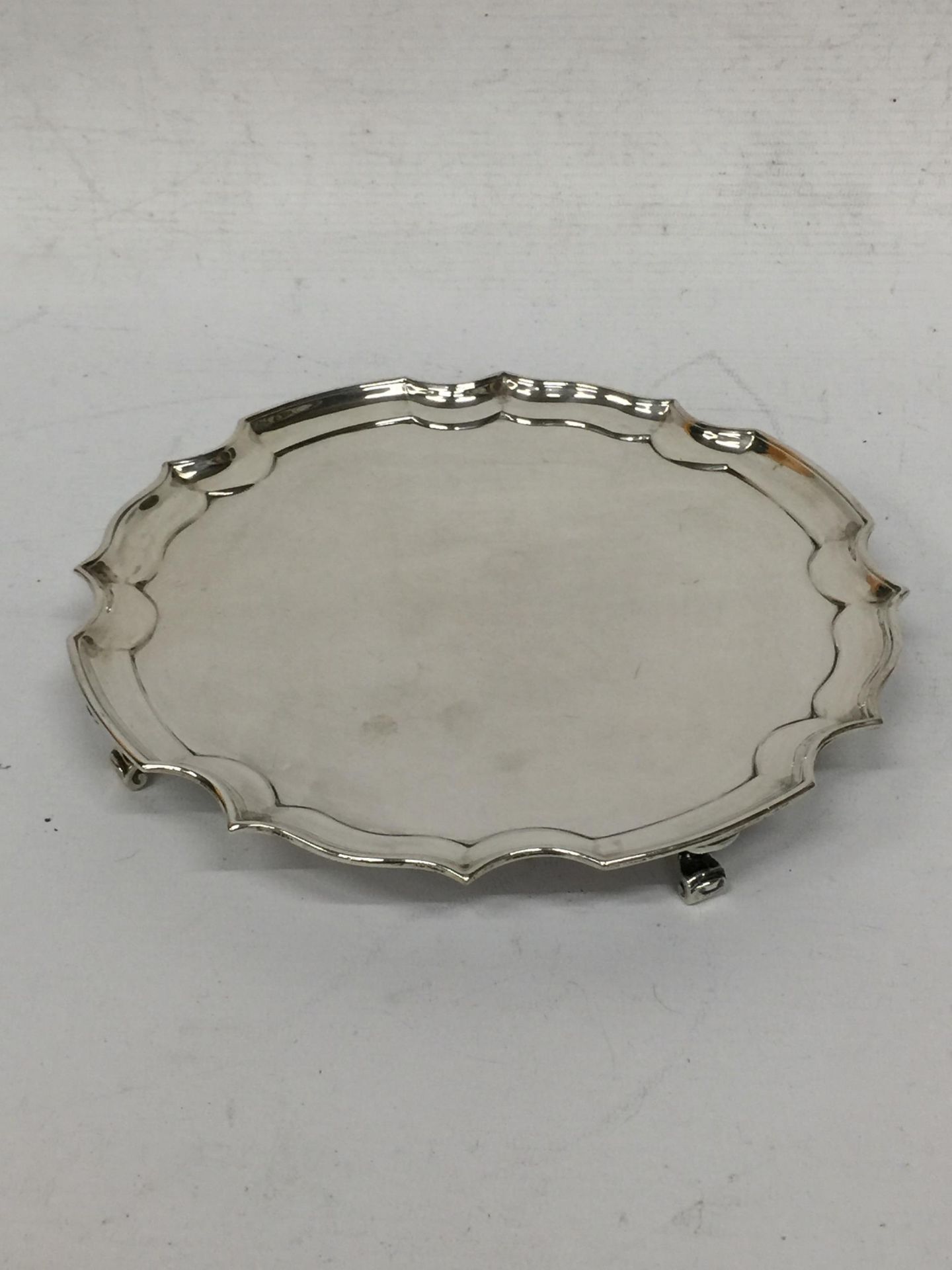 A SHEFFIELD HALLMARKED SILVER SALVER / CARD TRAY, JAMES DIXON & SONS - APPROX 353 G