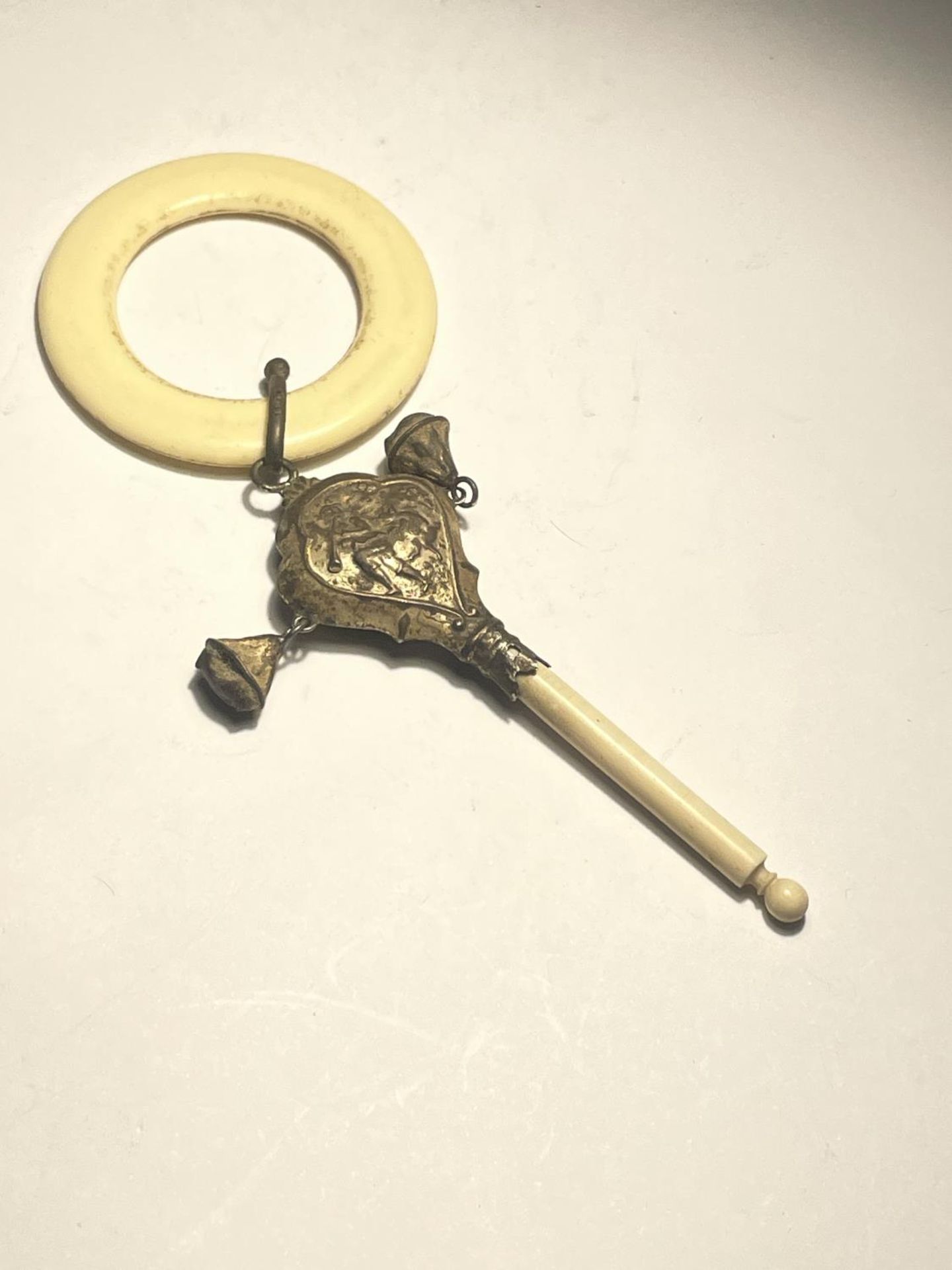 A VICTORIAN TEETHING RING AND RATTLE - Bild 3 aus 3