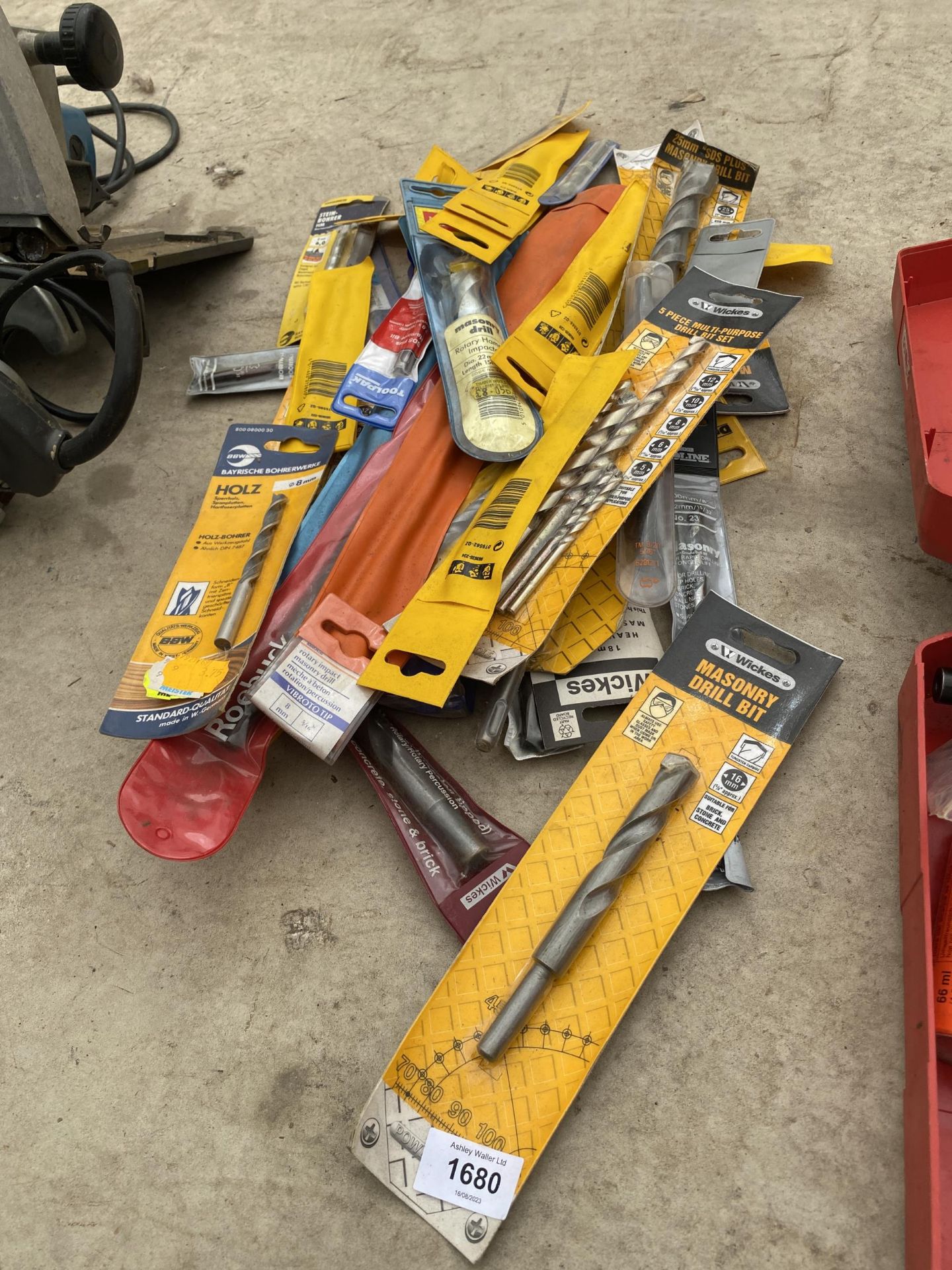 A GROUP OF LOOSE HEAVY DUTY DRILL BITS