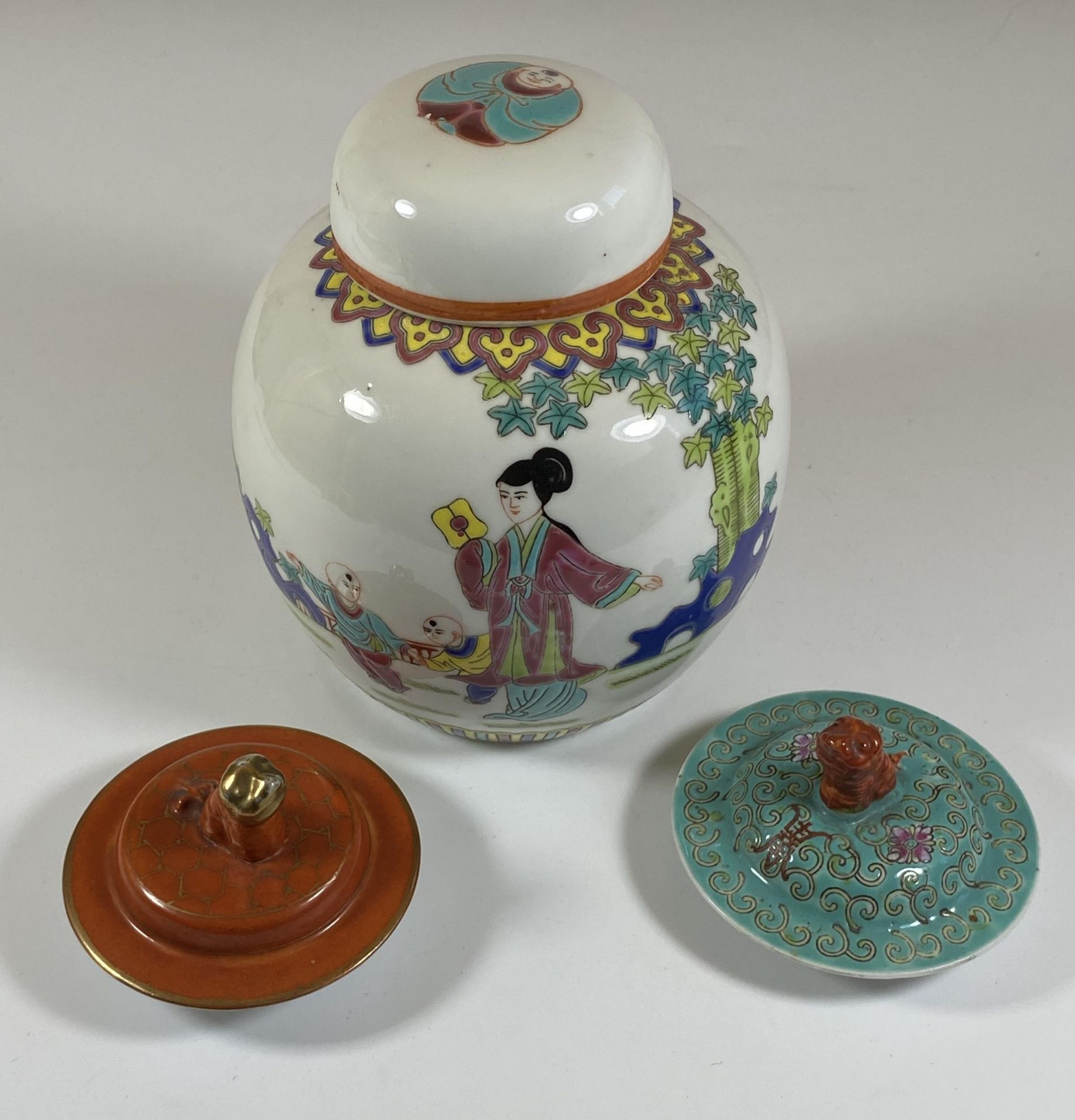 A GROUP OF 1980'S CHINESE CERAMICS COMPRISING A LIDDED GINGER JAR WITH ORIGINAL CORK STOPPER AND TWO