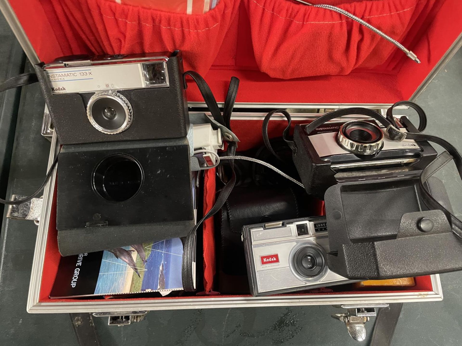 A COLLECTION OF VINTAGE CAMERS TO INCLUDE THREE KODAK INSTAMATICS - 133-X, 355X AND 50, A CANON - Image 2 of 3