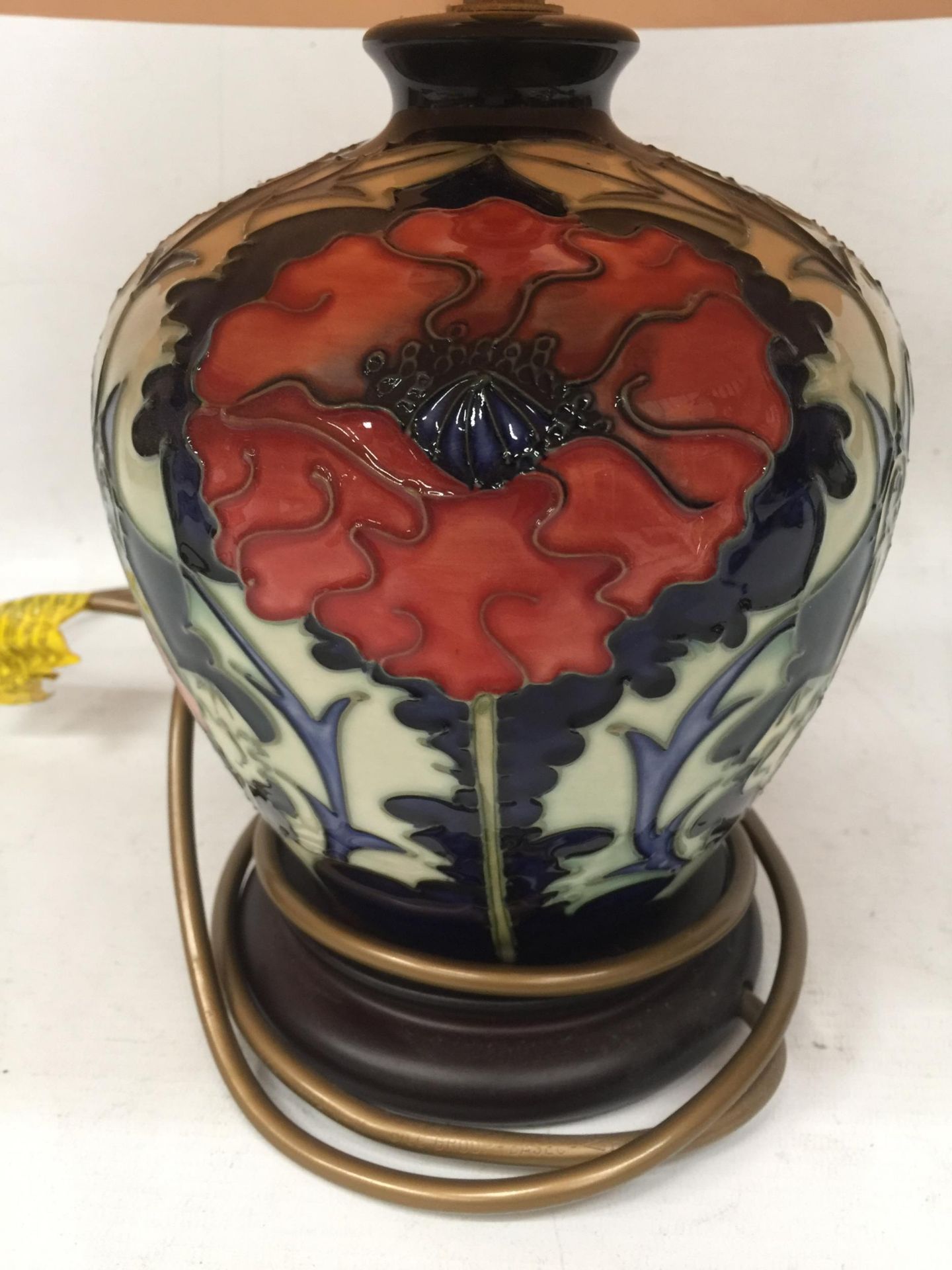 A MOORCROFT POPPY PATTERN TABLE LAMP WITH SILK SHADE - Image 3 of 4