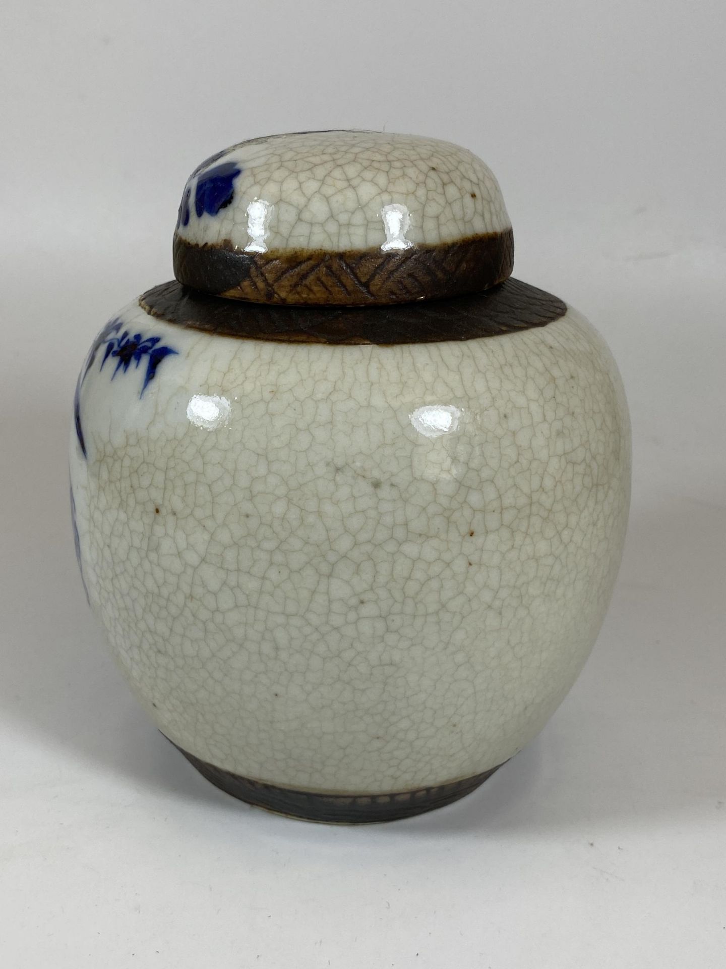 A LATE 19TH / EARLY 20TH CENTURY CHINESE BLUE AND WHITE CRACKLE GLAZE GINGER JAR, HEIGHT 15.5CM - Bild 2 aus 4