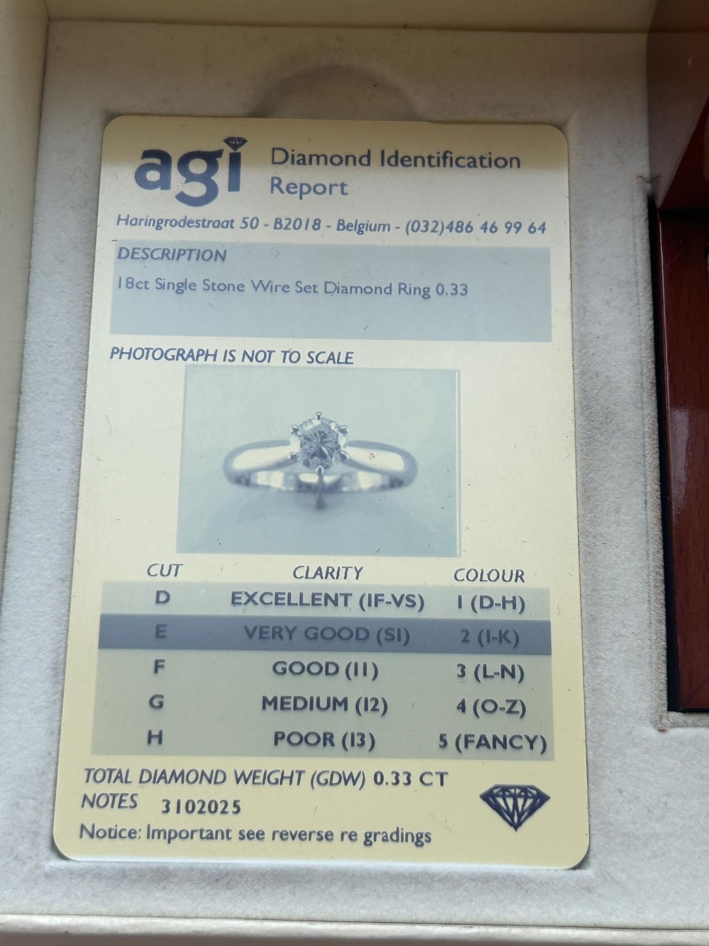 AN 18 CARAT WHITE GOLD DIAMOND SOLITAIRE RING WITH A 0.33 CARAT DIAMOND WITH A 'VERY GOOD' QUALITY E - Bild 3 aus 4