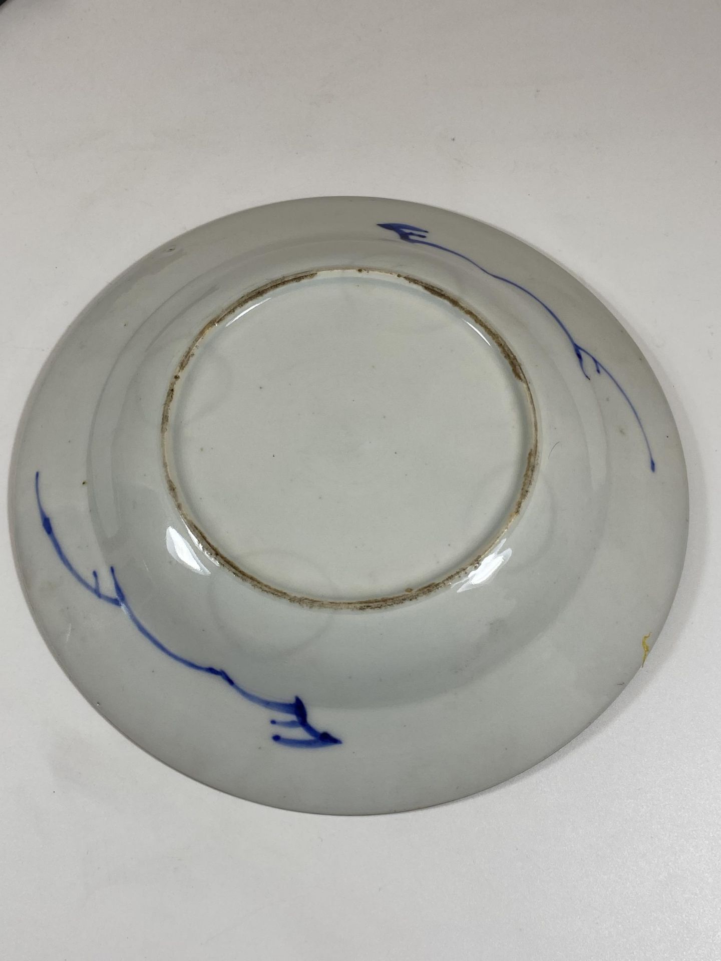 A CHINESE BLUE AND WHITE PRUNUS BLOSSOM PLATE, DIAMETER 20CM - Bild 3 aus 4