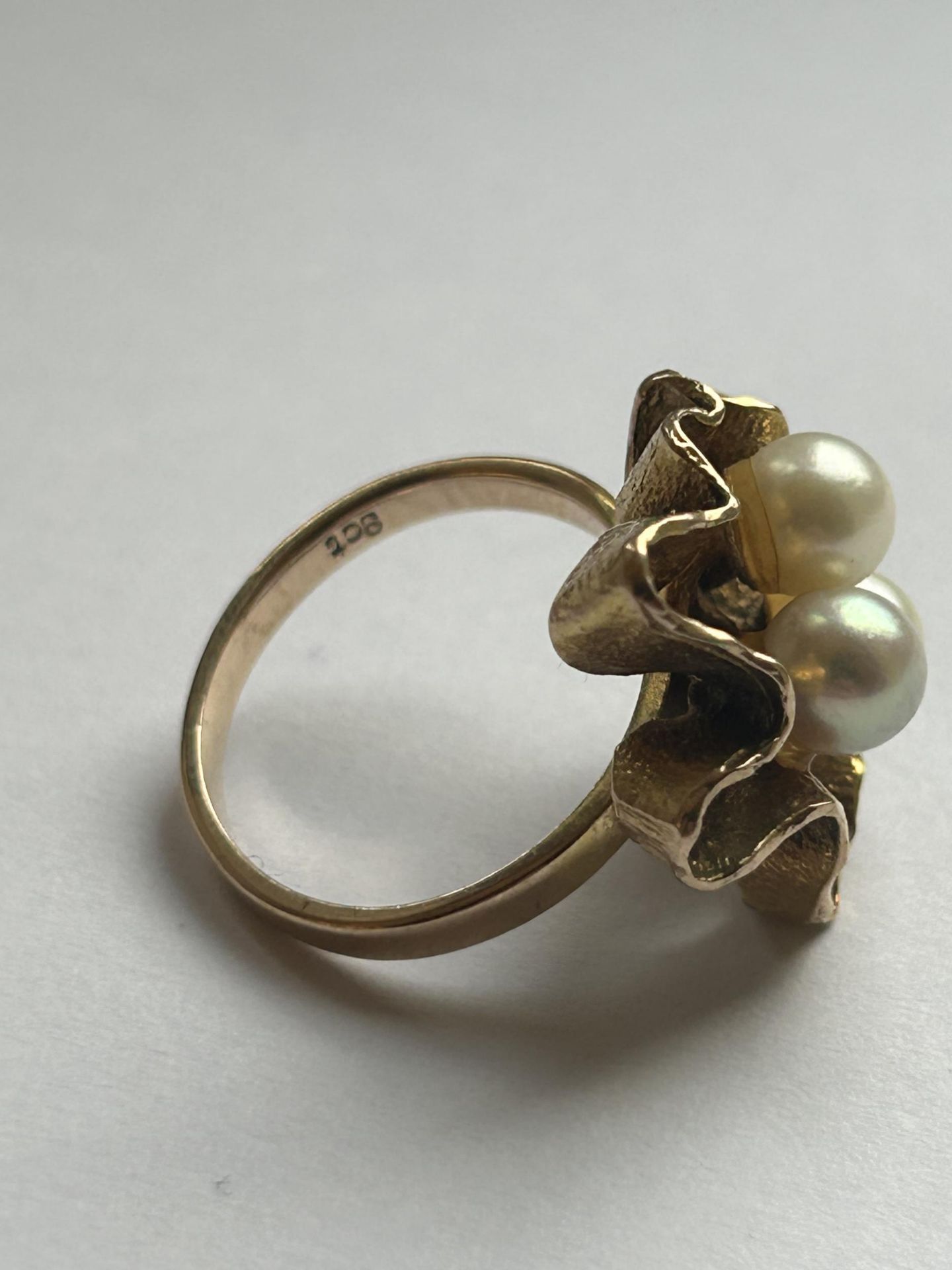 A 9CT YELLOW GOLD AND PEARL RING SIZE K, WEIGHT 4.44 GRAMS - Image 4 of 4