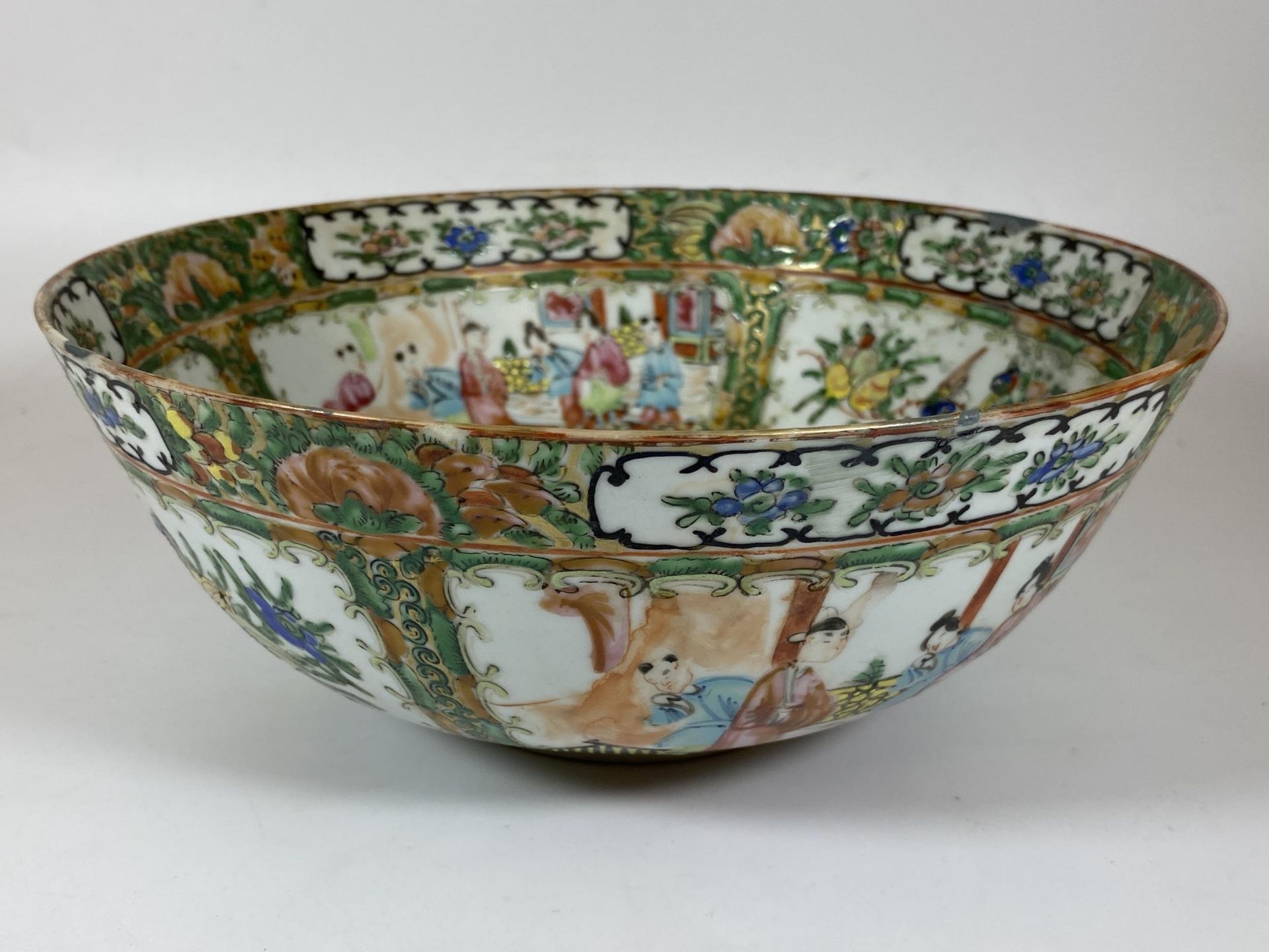 A 19TH CENTURY CHINESE CANTON FAMILLE ROSE MEDALLION FRUIT BOWL, DIAMETER 26CM, HEIGHT 10CM - Image 6 of 9