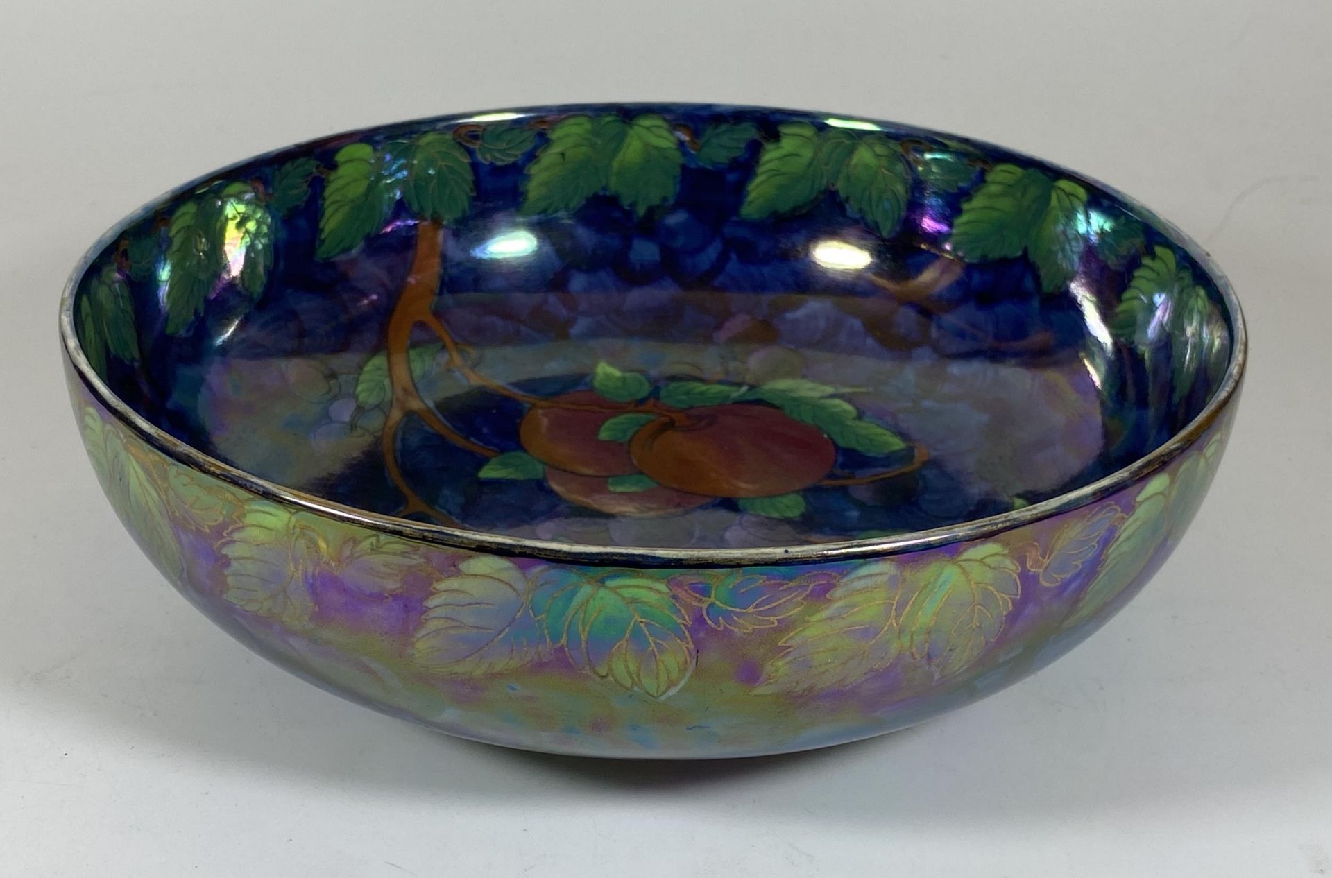 A VINTAGE MALING LUSTRE FRUIT PATTERN BOWL, DIAMETER 23CM