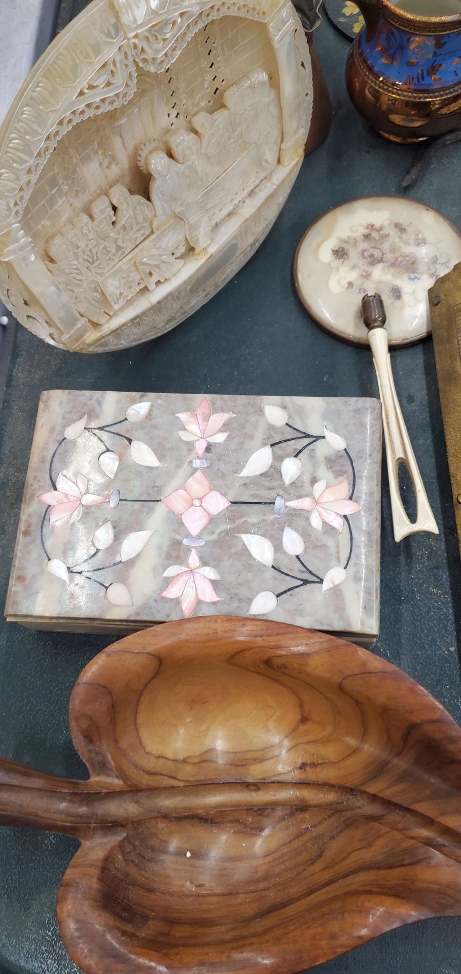A MIXED LOT TO INLUCD A MOTHER OF PEARL PLAQUE, SMALL COPPER SAUCE PAN, LUSTRE WARE JUG, SILVER - Image 3 of 4