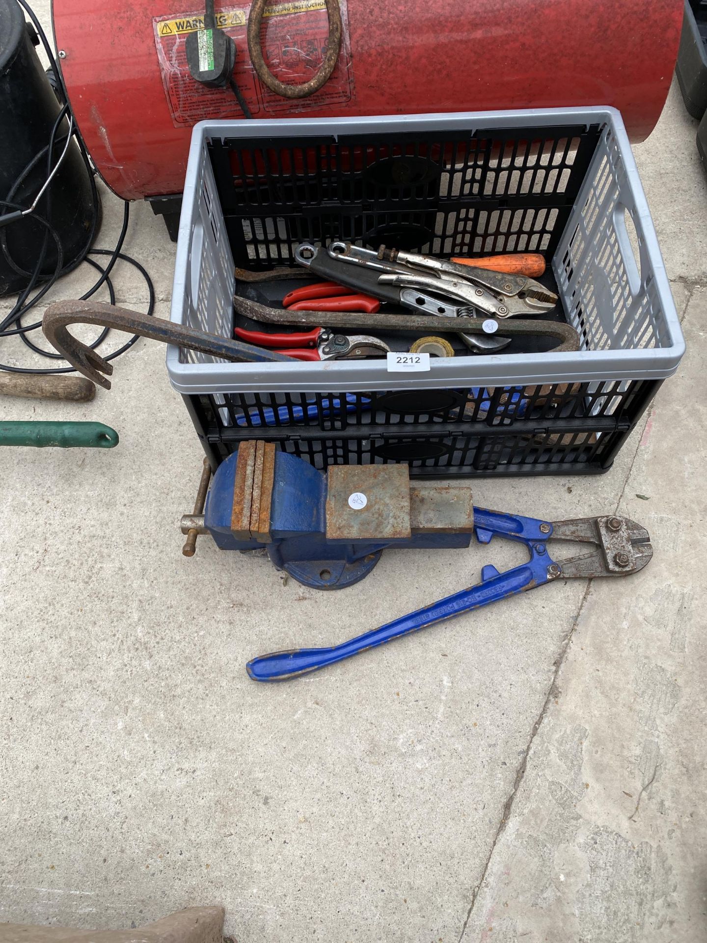 VARIOUS HAND TOOLS TO INCLUDE A SEALEY VICE, CROWBARS, ETC