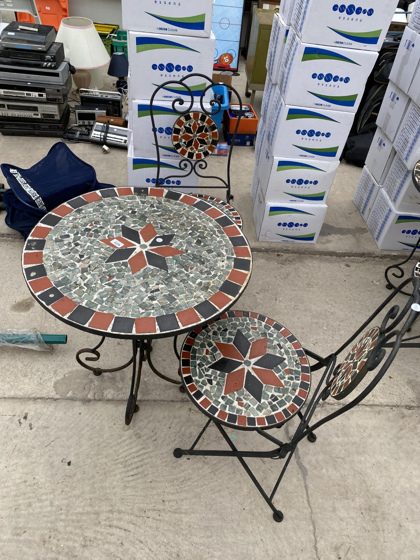 A THREE PIECE MOSAIC TILED BISTRO SET COMPRISING OF A TABLE AND TWO CHAIRS - Bild 3 aus 3