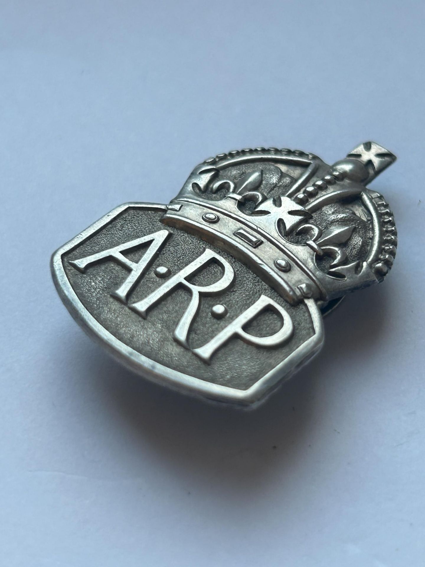 A HALLMARKED LONDON 1938 SILVER A-R-P BADGE - Image 3 of 3