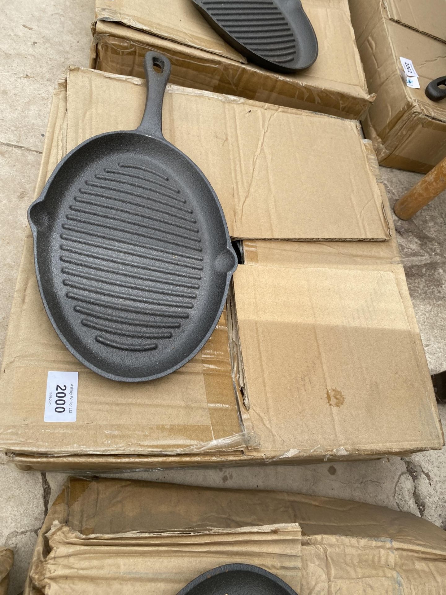 APPROXIMATELY 10 CAST IRON SKILLET PANS