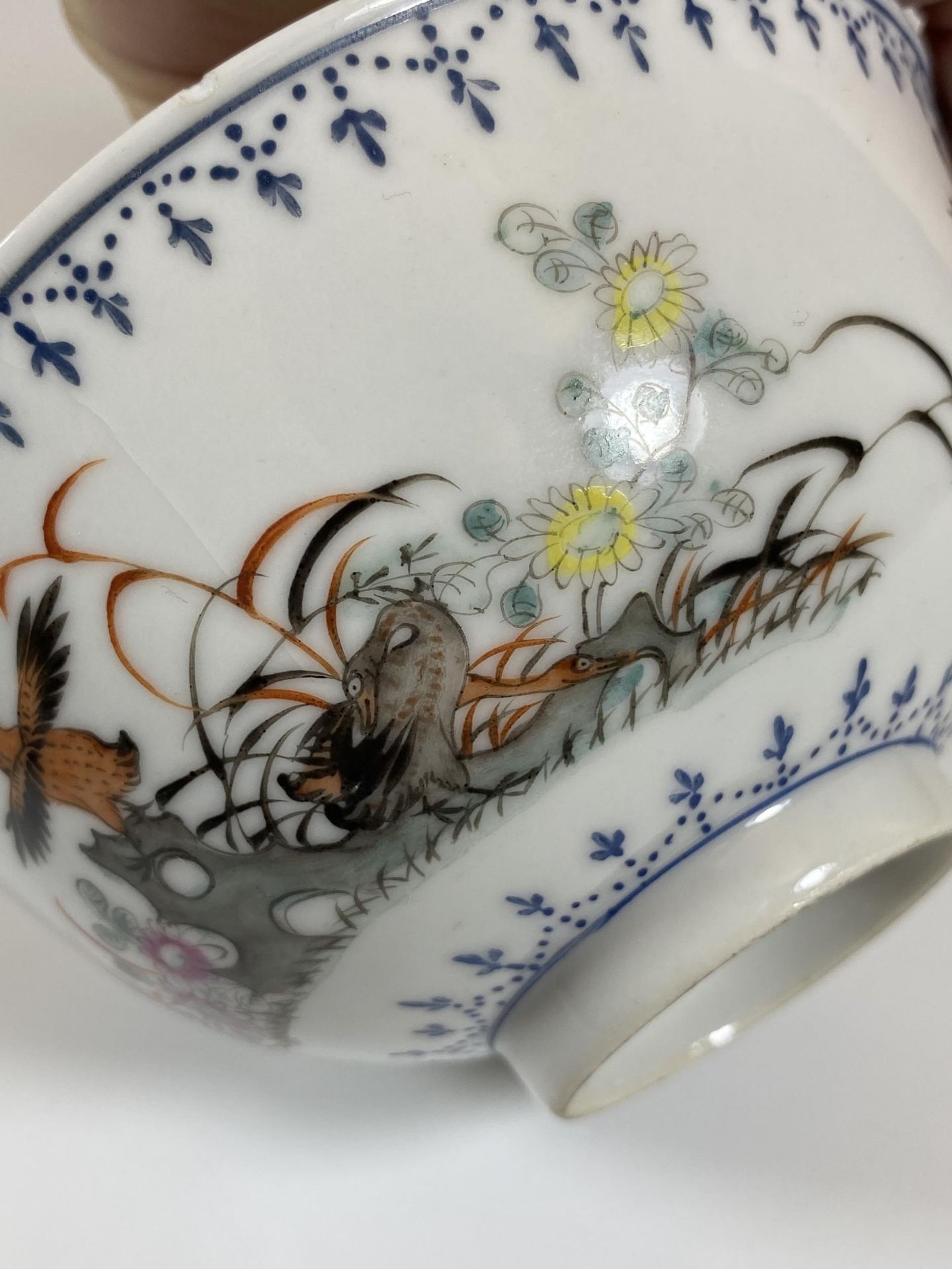 A CHINESE PORCELAIN BOWL WITH BIRD AND FLORAL DESIGN, QIANLONG SEAL MARK TO BASE, DIAMETER 12.5CM - Image 4 of 6