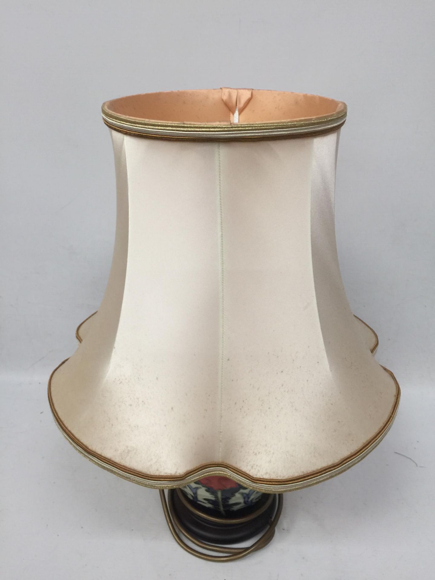 A MOORCROFT POPPY PATTERN TABLE LAMP WITH SILK SHADE - Image 4 of 4