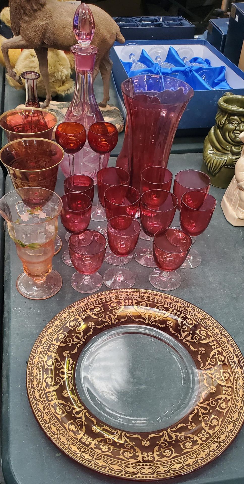 A QUANTITY OF VINTAGE CRANBERRY GLASS TO INCLUDE DECANTERS, VASES, WINE, SHERRY PORT GLASSES, ETC