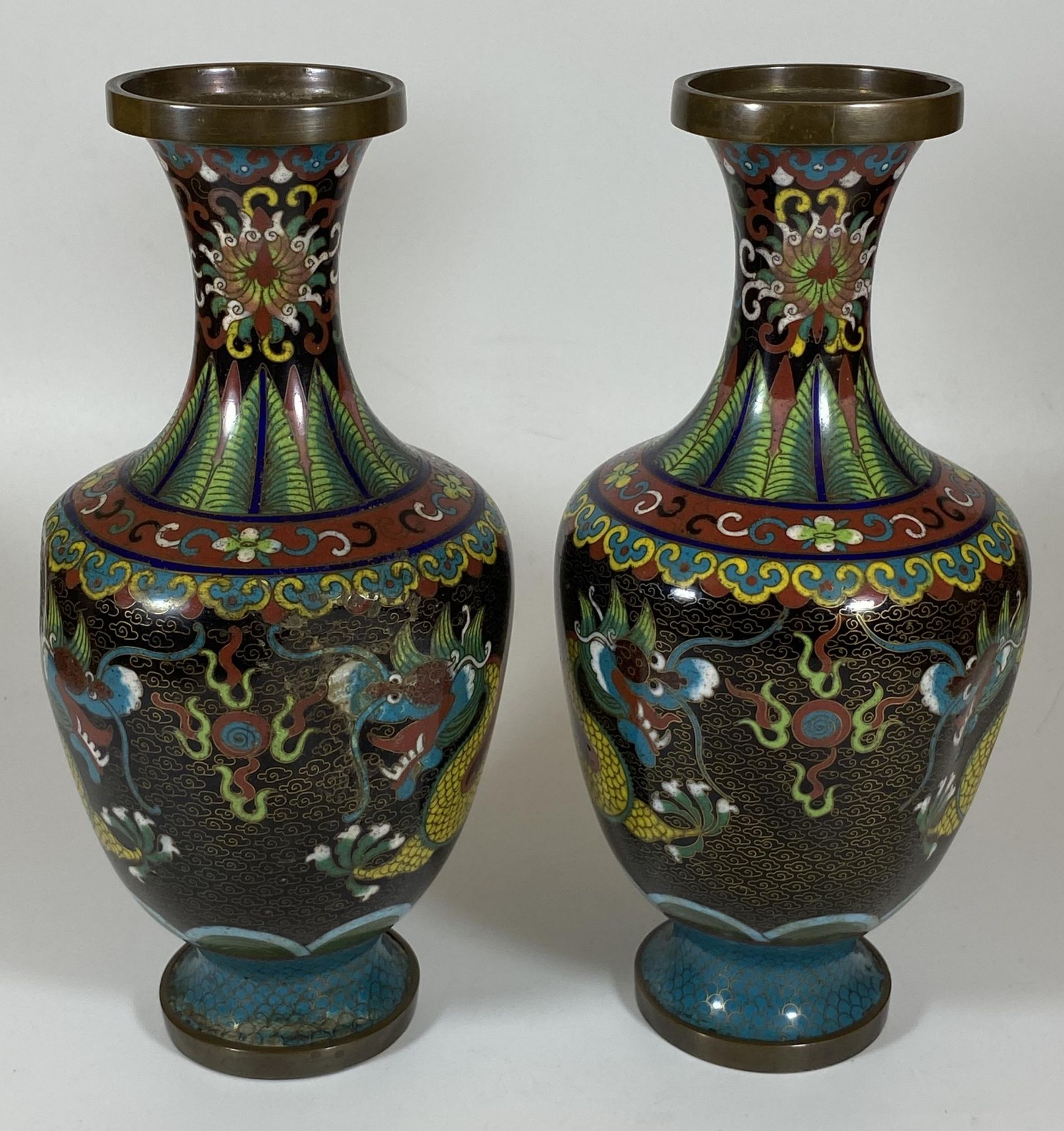 A PAIR OF ORIENTAL CLOISONNE DRAGON DESIGN VASES, HEIGHT 25CM