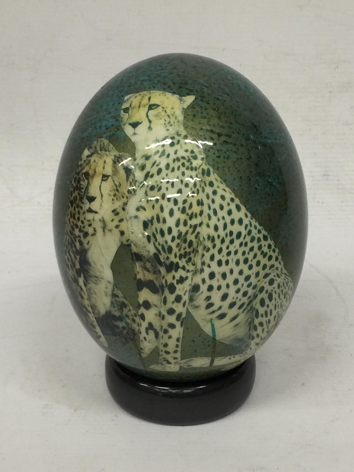 A HAND PAINTED OSTRICH EGG WITH CHEETAH DESIGN ON STAND - Image 2 of 3
