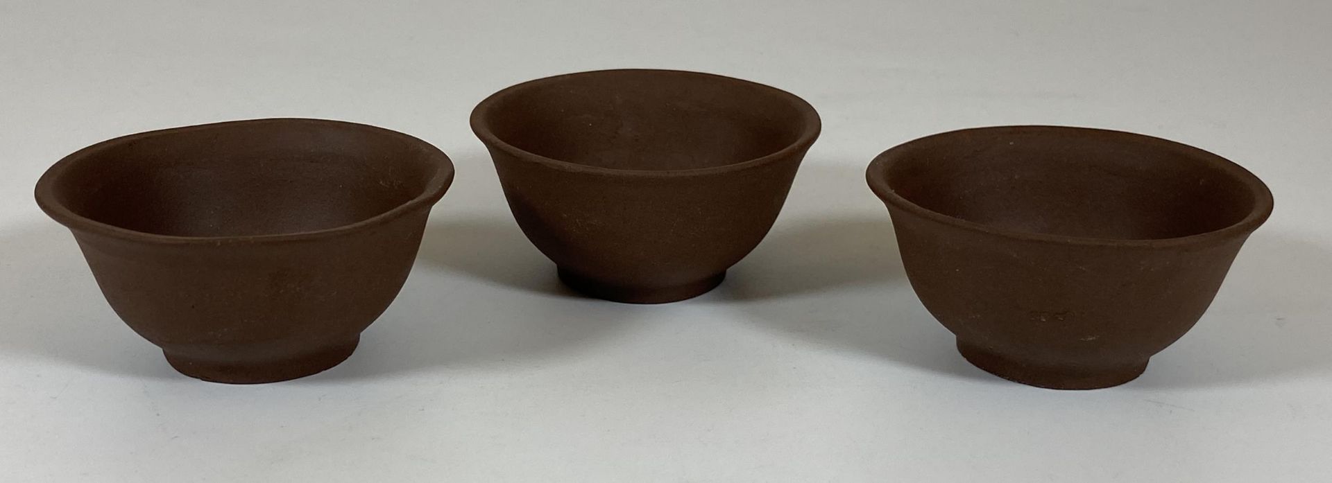 A SET OF THREE CHINESE YIXING STYLE CLAY TEA BOWLS, DIAMETER 6CM