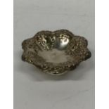 A SMALL HALLMARKED SILVER FOOTED BOWL - APPROX 72 G