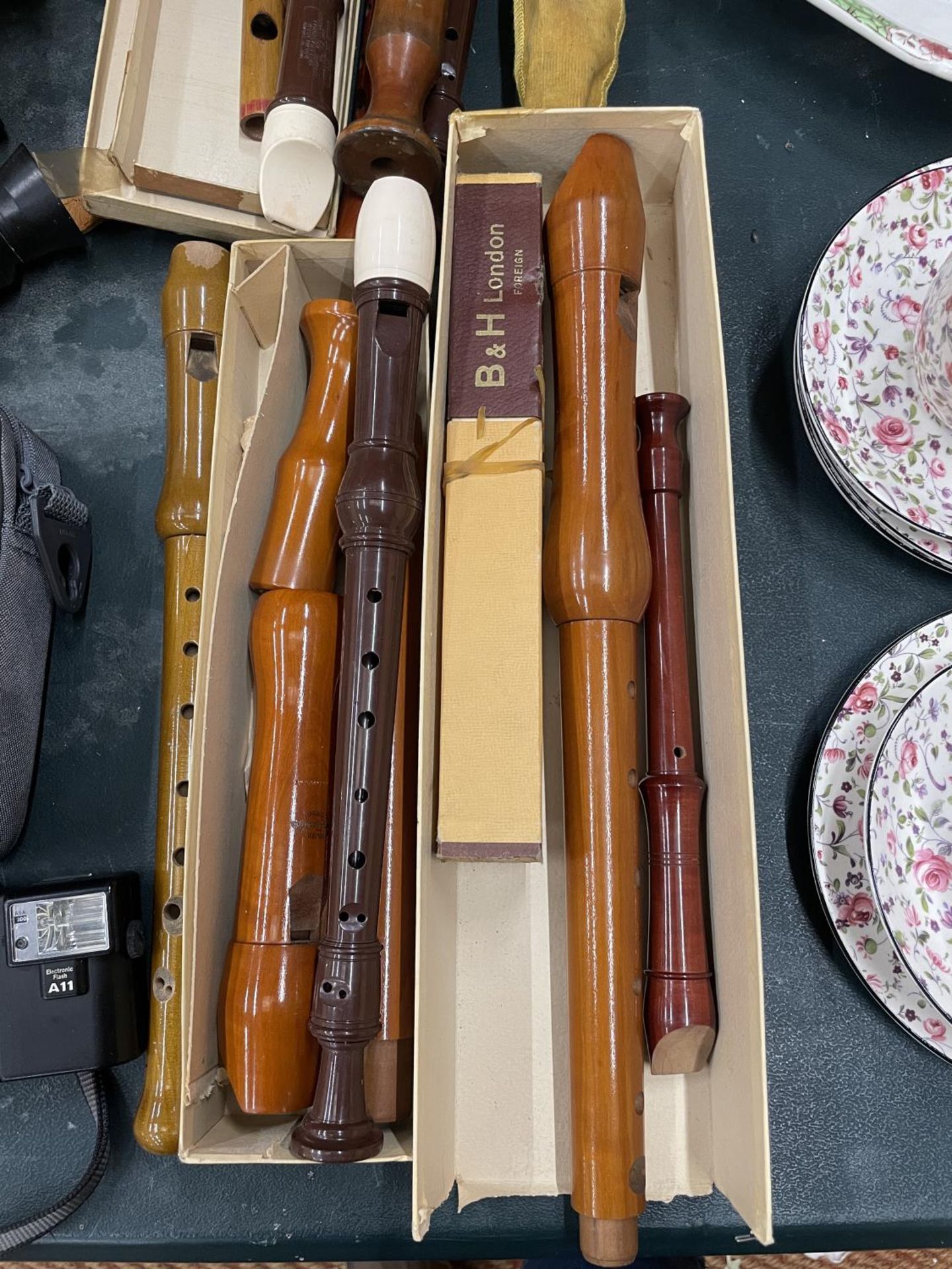 A QUANTITY OF RECORDERS TO INCLUDE DESCANT AND TWO TREBLES - Bild 3 aus 3