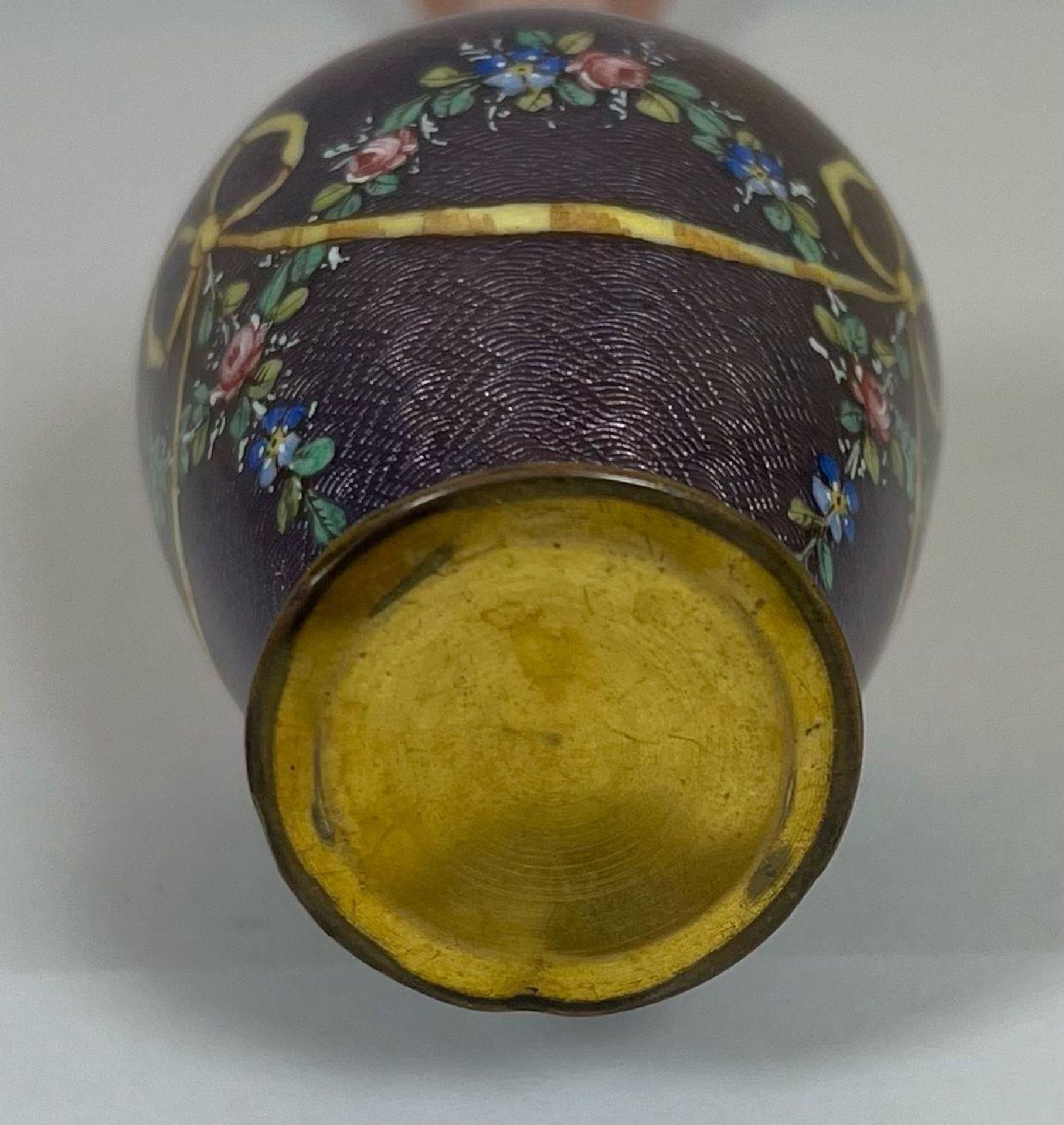 AN ANTIQUE EUROPEAN PINK & PURPLE ENAMEL DESIGN VASE DECORATED WITH FLORAL SWAG DESIGN, HEIGHT 15. - Image 5 of 5