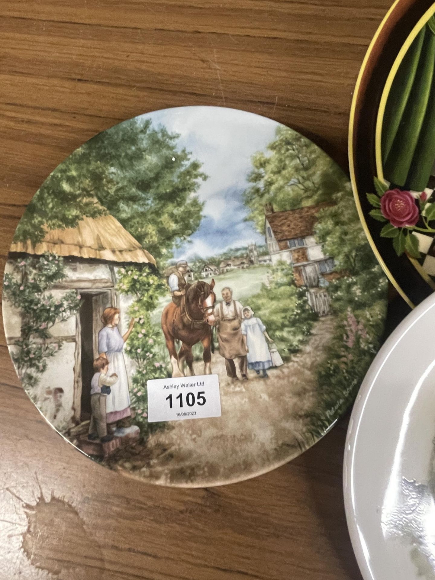 A GROUP OF COLLECTABLE CERAMIC CABINET PLATES - Image 3 of 3