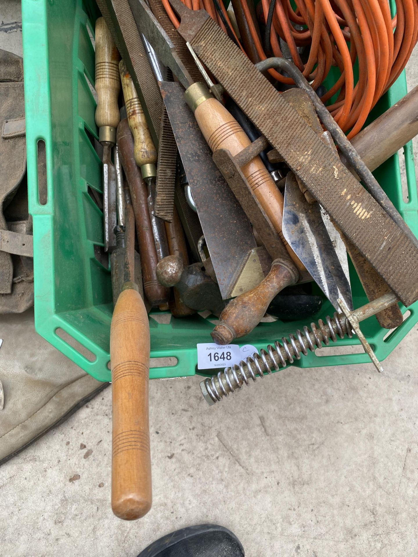 A GROUP OF ASSORTED VINTAGE WOODEN TOOLS ETC - Image 3 of 5