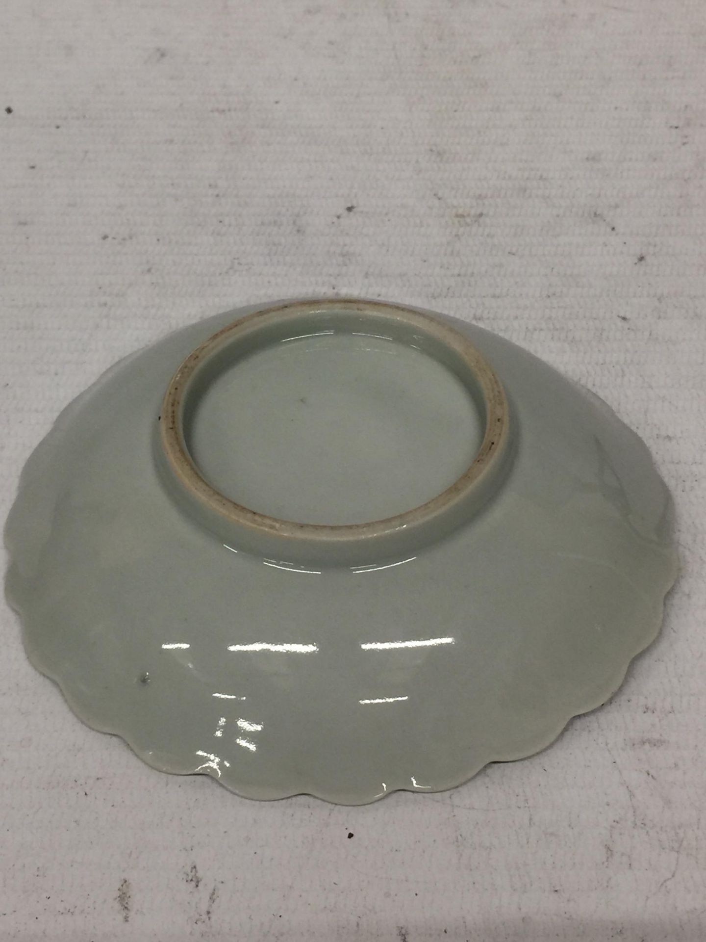 A CHINESE CELADON DISH WITH BIRD & FLORAL DESIGN UNMARKED TO BASE, DIAMETER 11.5CM - Image 2 of 2