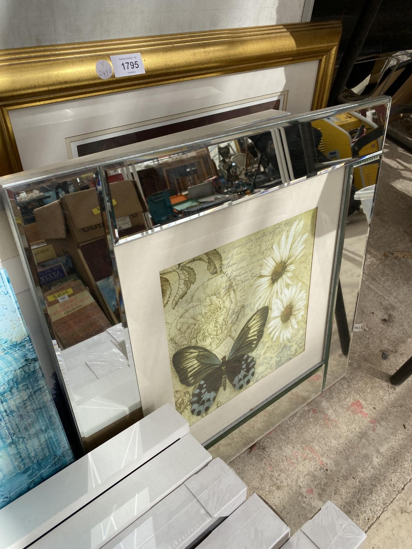 A COLLECTION OF MODERN PRINTS AND NEW PHOTO FRAMES - Bild 3 aus 6