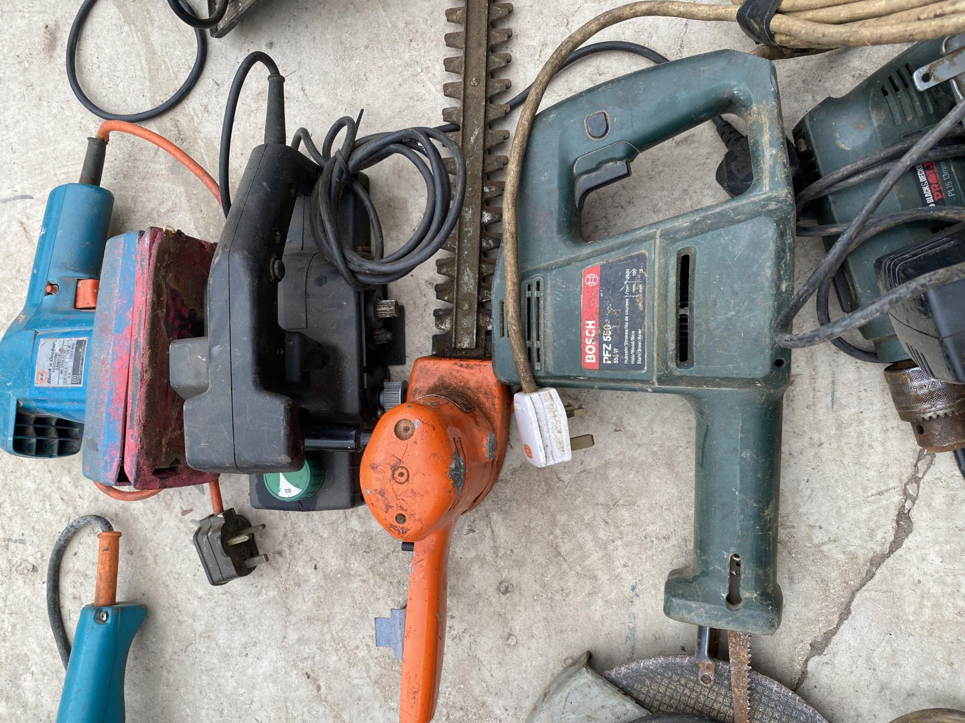 FIVE ASSORTED POWER TOOLS, BLACK AND DECKER SAW ETC - Image 3 of 3