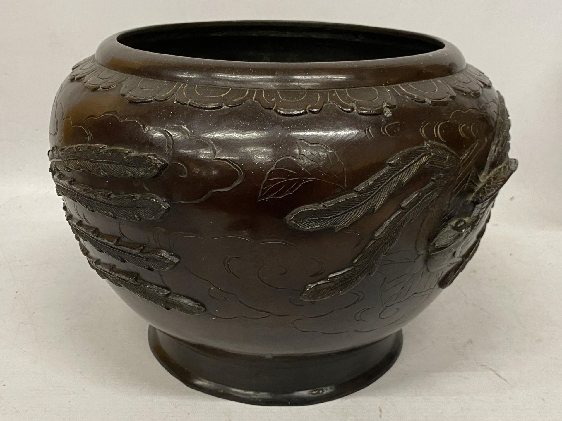 A LARGE JAPANESE MEIJI PERIOD BRONZE JARDINIERE / PLANTER WITH BIRD DESIGN - Image 4 of 5